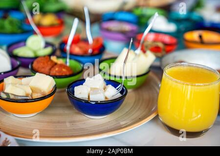 Frisch gepresster Orangensaft und ein schönes Frühstück Platte Stockfoto