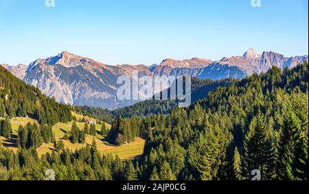 Warme Farben an einem sonnigen Nachmittag in falltime in den Allgäuer Alpen Stockfoto