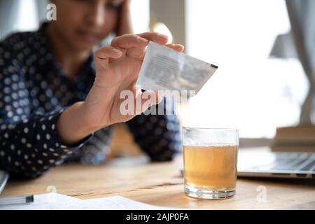 Kranke Frau gießen Medizin Pulver in Glas entlasten Grippe Symptom Stockfoto