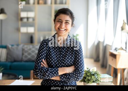 Lächelnd indische Frau mit Kamera auf moderne Home posing Stockfoto