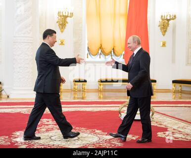 Peking, Russland. 5. Juni 2019. Der chinesische Präsident Xi Jinping schüttelt Hände mit dem russischen Präsidenten Wladimir Putin vor der Gespraeche in Moskau, Russland, 5. Juni 2019. Credit: Li Xueren/Xinhua/Alamy leben Nachrichten Stockfoto