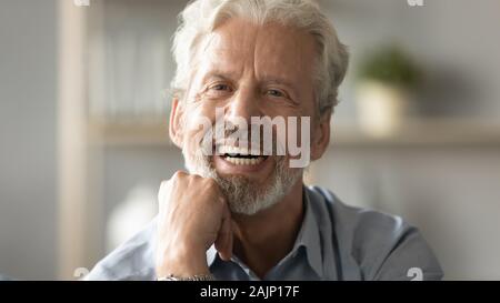 Portrait älterer Mann mit offenen breiten Lächeln an Kamera suchen Stockfoto