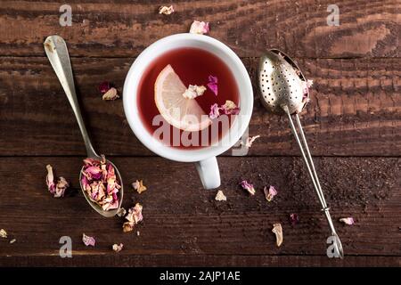 Tasse rose Tee auf dunklem Hintergrund. Ansicht von oben mit der Kopie. Stockfoto