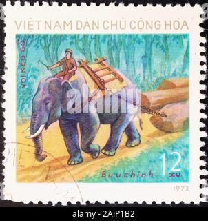 Elephant Pulling Log auf vietnamesischem Briefmarken Stockfoto