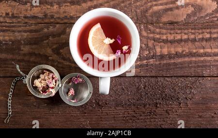 Tasse rose Tee auf dunklem Hintergrund. Ansicht von oben mit der Kopie. Stockfoto