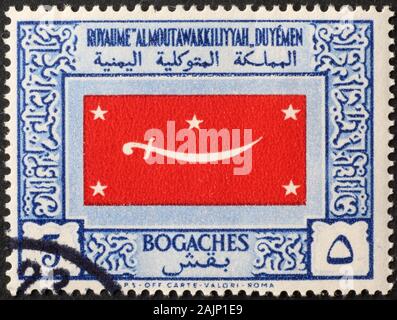Alte Briefmarke von Jemen mit einer Flagge Stockfoto