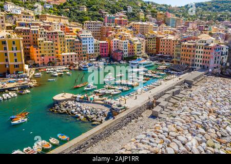 Luftaufnahme von Camogli. Farbenfrohe Gebäude in der Nähe der ligurischen Meer Strand. Blick von oben auf Boote und Yachten in der Marina mit grün blau Wasser verankerten. Stockfoto