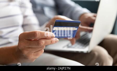 Weibliche holding Kreditkarte online Zahlung, Detailansicht Stockfoto