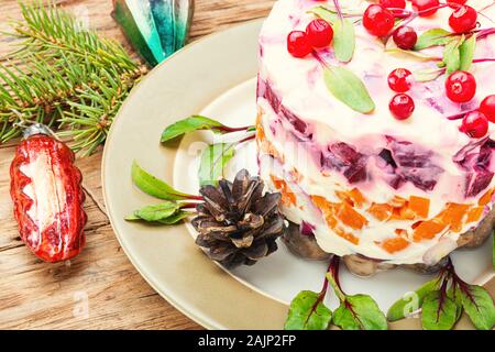 Lecker Salat mit Hering und Gemüse. russische Küche. Traditionelle ukrainische Salat Hering unter Pelzmantel Stockfoto