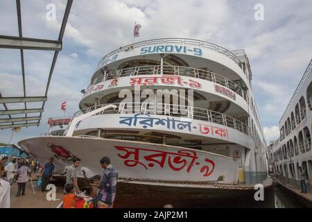 Schiffe an der Sadarghat Start Terminal in Dhaka, Bangladesch verankert. Stockfoto