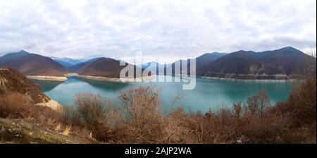 Malerischen Panorama der Zhinvali Reservoir im Winter. Georgien Stockfoto