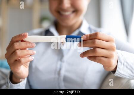 Glücklich schwanger Frau mit Schwangerschaft Test in den Händen, Detailansicht Stockfoto