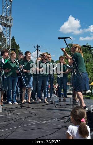 Zrenjanin, Serbien, 27. Mai 2017. Chorwettbewerb in ethno Festival in Zrenjanin. Die 'Panonica' Chor führt traditionell bei dieser Veranstaltung. Stockfoto