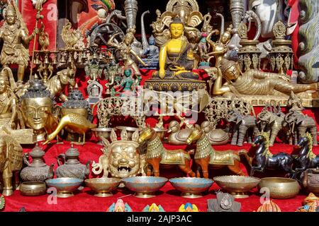 Dekorative Messing und Metall Figuren und Statuen in Nepal Markt Stockfoto