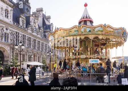 Paris Winter - Karussell vor dem Hotel de Ville während der Weihnachtszeit in Paris, Frankreich, Europa. Stockfoto