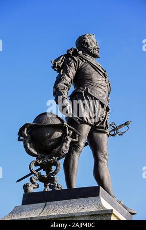 Sir Francis Drake Bronzestatue auf Plymouth Hoe, enthüllt 1884 zum 400. Jahrestag der Weltreise von Drake. Stockfoto