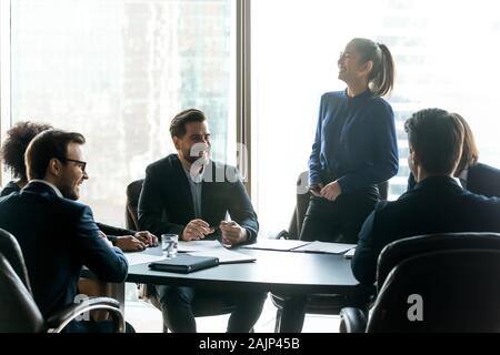 Gerne diverse Kollegen Lachen zusammen treffen Brainstorming Stockfoto