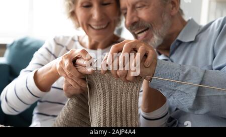 Schließen Sie herauf Bild ältere Frau lehrt Mann wie Stricken Stockfoto