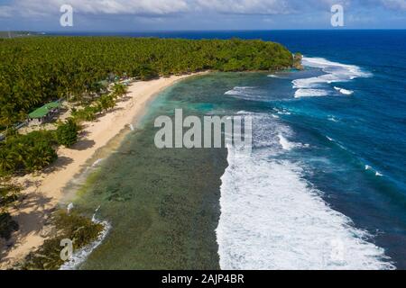 Luftbild mit einer Drohne von starken Wellen auf magpupungko Strand brechen, Siargao, Philippinen genommen Stockfoto