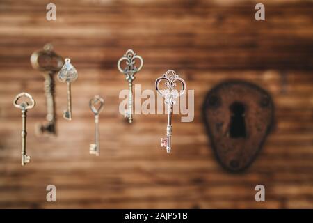 Die Wahl der richtigen Schlüssel, metaphorischen Recht, Entscheidungen zu treffen. Stockfoto