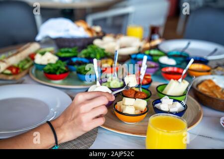 Frisch gepresster Orangensaft und ein schönes Frühstück. Stockfoto