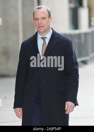 London, UK, 5. Jan 2020. Außenminister Dominic Raab Anreisen zu den BBC Studios in London Credit gesehen: WFPA/Alamy leben Nachrichten Stockfoto