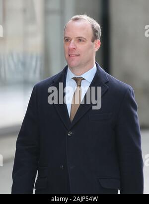 London, UK, 5. Jan 2020. Außenminister Dominic Raab Anreisen zu den BBC Studios in London Credit gesehen: WFPA/Alamy leben Nachrichten Stockfoto