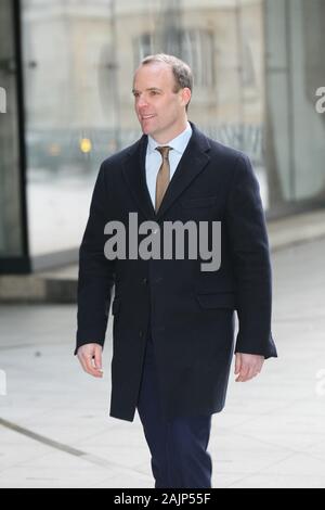 London, UK, 5. Jan 2020. Außenminister Dominic Raab Anreisen zu den BBC Studios in London Credit gesehen: WFPA/Alamy leben Nachrichten Stockfoto