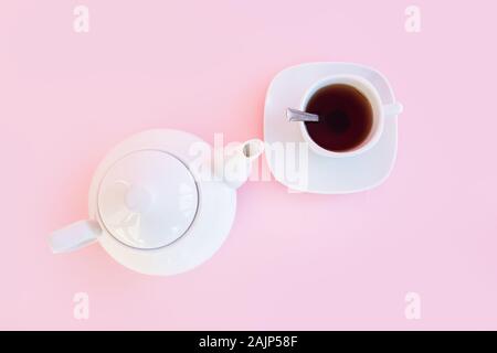 Tee, Zubereitung von Tee, Tasse frisch gebrühten Kaffee, warmen weichen und leicht, mit rosa Hintergrund. Stockfoto