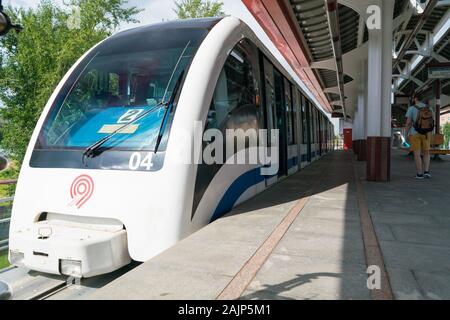 Moskau, Russland - Juli 21, 2019: Zug kommt auf Ulitsa Sergeya Eyzenshteyna Terminus des Moskauer Monorail Stockfoto