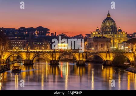 Der Fluss Tiber und die Petersbasilika in der Vatikanstadt, Italien, bei Sonnenuntergang Stockfoto