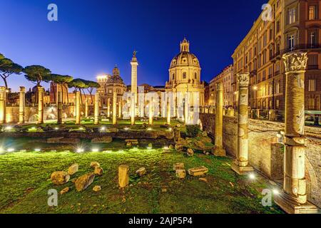 Die Ruinen des Trajan-Forums in Rom in der Nacht Stockfoto