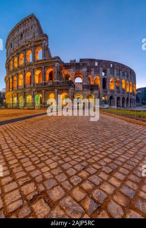 Das berühmte Kolosseum in Rom in der Morgendämmerung Stockfoto