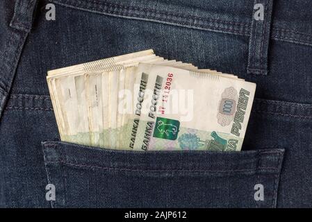 Viele Rubel aus der Gesäßtasche der Jeans schuss Nahaufnahme. Stockfoto