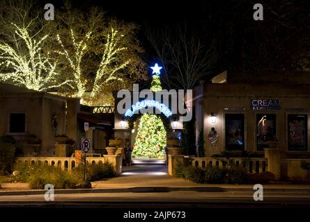 Beleuchteten Bäume und Weihnachtsbaum in Tlaquepaque Nord Shopping Village in Sedona Arizona bei Nacht. Stockfoto