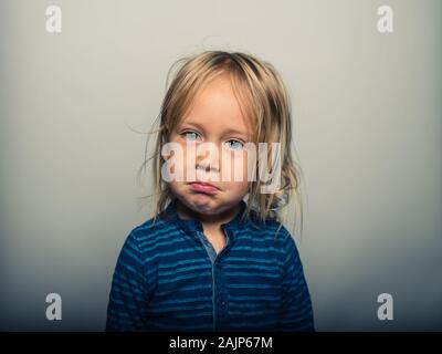 Studio Portrait von Toddler Gesichter ziehen Stockfoto