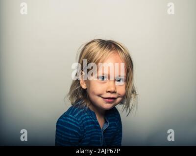 Studio Portrait von Toddler Gesichter ziehen Stockfoto