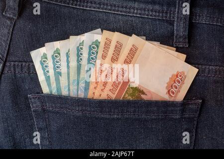 Viele Rubel aus der Gesäßtasche der Jeans schuss Nahaufnahme. Stockfoto