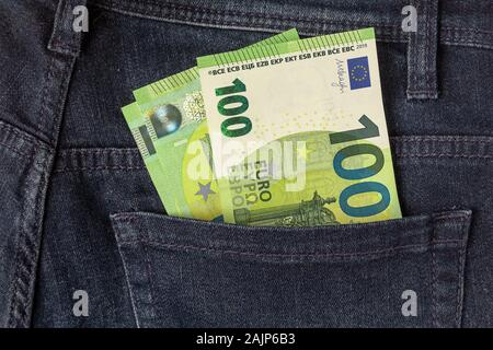 Viele euro 100 Banknoten in einem Zurück jeans Tasche Stockfoto