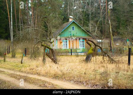 Old wooden authentischen Gebäude der Badeanstalt im wilden Wald Dorf. Traditionelles äußeres oin russischen Stil. Stockfoto