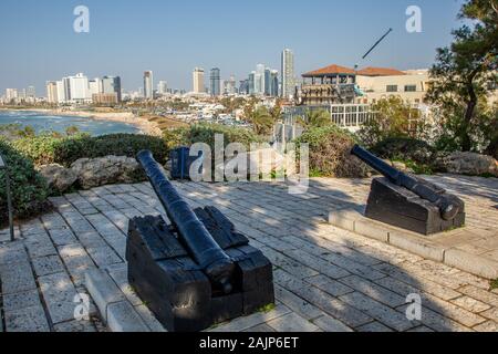 Israel, Jaffa 2 alte Kanonen aus der osmanischen Zeit verwendet, um die jaffa Hafen Tel Aviv im Hintergrund zu schützen. Stockfoto