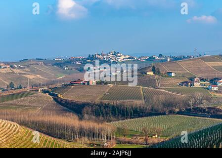 Neive und Barbaresco, zwei bezaubernde Orte auf den sanften Hügeln der Langhe, die zum UNESCO-Weltkulturerbe gehört. In diesen Gebieten die besten Weine aus Piemons Stockfoto