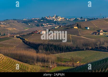 Neive und Barbaresco, zwei bezaubernde Orte auf den sanften Hügeln der Langhe, die zum UNESCO-Weltkulturerbe gehört. In diesen Gebieten die besten Weine aus Piemons Stockfoto