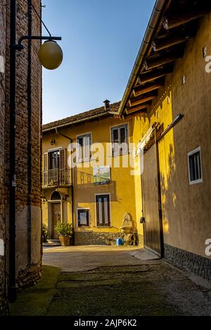 Neive und Barbaresco, zwei bezaubernde Orte auf den sanften Hügeln der Langhe, die zum UNESCO-Weltkulturerbe gehört. In diesen Gebieten die besten Weine aus Piemons Stockfoto