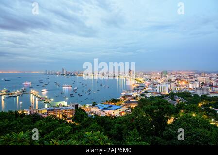 Hohe Aussicht auf Sicht siehe Stadtbild mit bunten Licht am Strand und das Meer der Bucht von Pattaya, schöne Landschaft von Pattaya City bei Sonnenuntergang landma Stockfoto