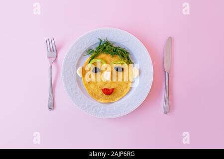 Lustige zubereitete Omelett mit menschlichem Gesicht Form für Kinder. Stockfoto