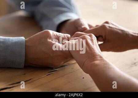 Älteres Paar Hände halten Nähe zu sehen. Stockfoto