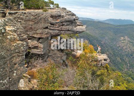 Australien, Frau an der Spitze der Balkone Felsformation im Grampians Nationalpark Stockfoto