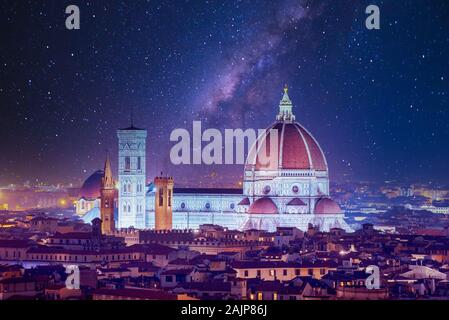 Kathedrale der Hl. Maria von der Blume in der Nacht, die Basilika Santa Maria del Fiore in Florenz, Toskana, Italien. Outdoors sightseeing Hintergrund Stockfoto