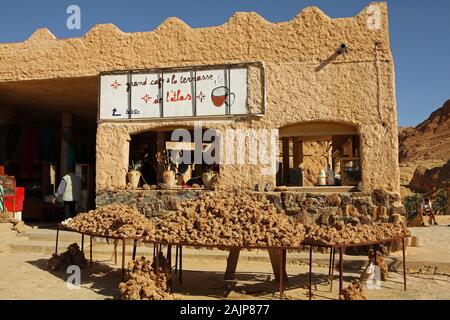 L'Atlas, Grand Café mit Terrasse am Eingang von chebika Oase. Auf dem Tisch gibt es zum Verkauf Rosen der Sahara Stockfoto